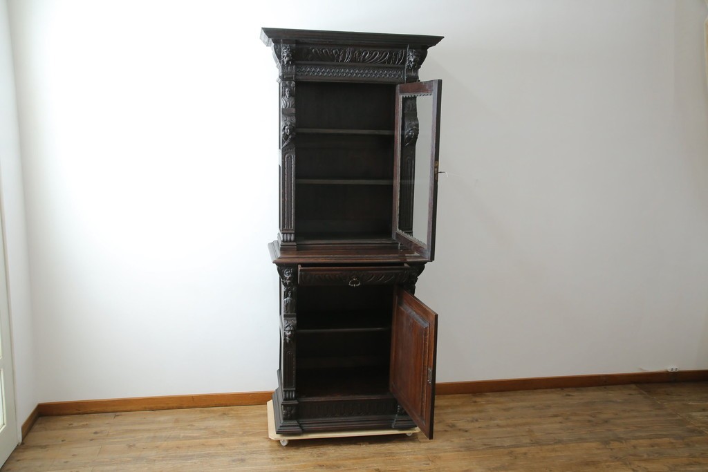 ベルギーアンティーク　希少サイズ　オーク材　凝ったデザインが目を惹く彫刻入りの縦型キャビネット　(R-060237)