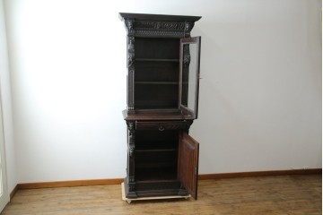 ベルギーアンティーク　希少サイズ　オーク材　凝ったデザインが目を惹く彫刻入りの縦型キャビネット　(R-060237)