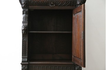 ベルギーアンティーク　希少サイズ　オーク材　凝ったデザインが目を惹く彫刻入りの縦型キャビネット　(R-060237)