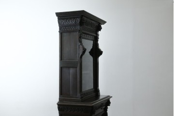 ベルギーアンティーク　希少サイズ　オーク材　凝ったデザインが目を惹く彫刻入りの縦型キャビネット　(R-060237)