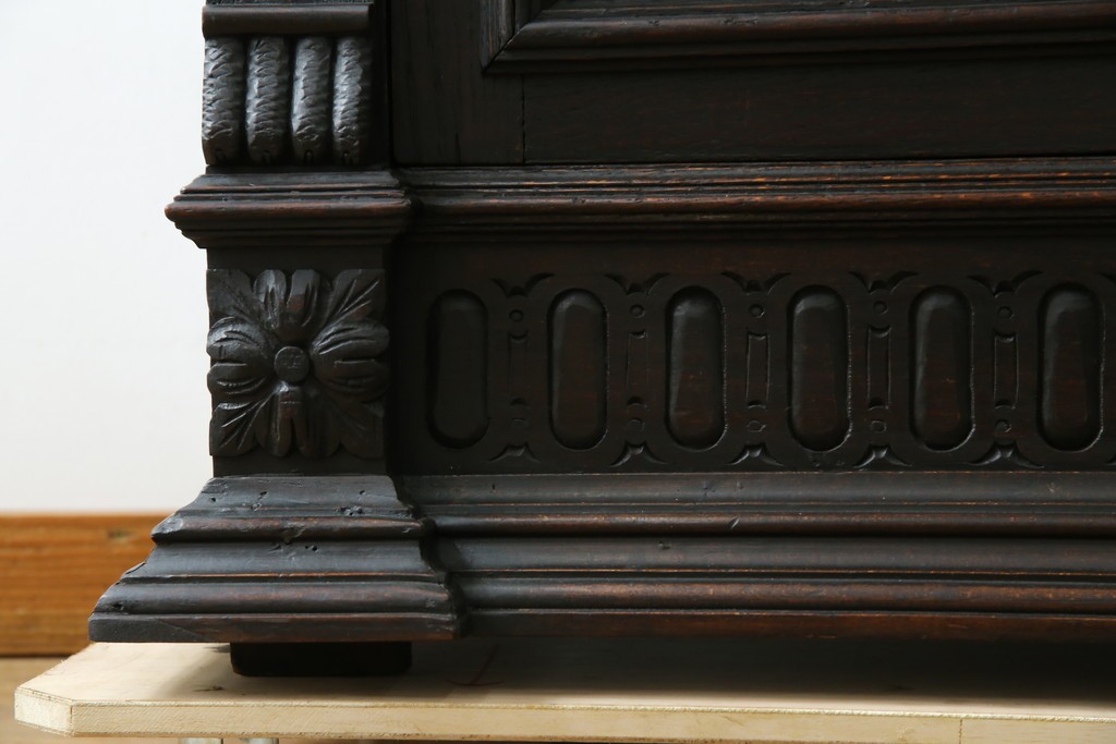 ベルギーアンティーク　希少サイズ　オーク材　凝ったデザインが目を惹く彫刻入りの縦型キャビネット　(R-060237)