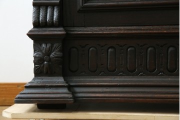 ベルギーアンティーク　希少サイズ　オーク材　凝ったデザインが目を惹く彫刻入りの縦型キャビネット　(R-060237)