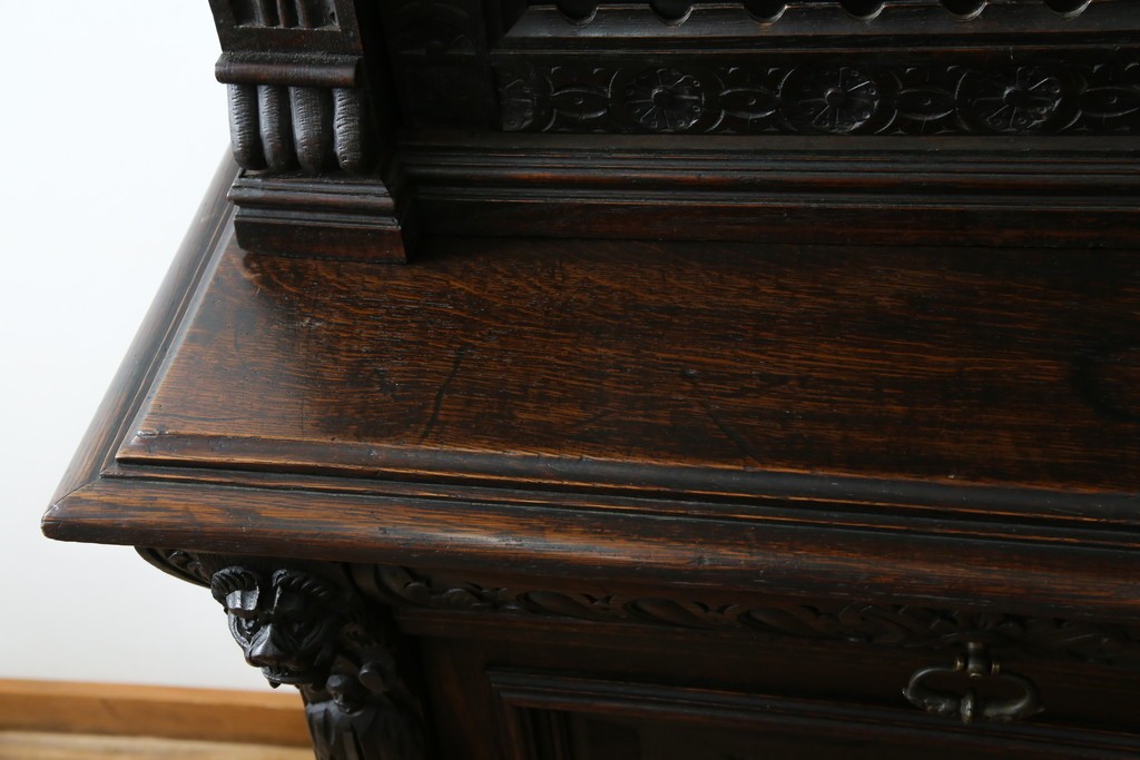 ベルギーアンティーク　希少サイズ　オーク材　凝ったデザインが目を惹く彫刻入りの縦型キャビネット　(R-060237)