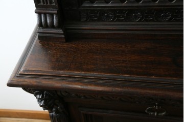 ベルギーアンティーク　希少サイズ　オーク材　凝ったデザインが目を惹く彫刻入りの縦型キャビネット　(R-060237)