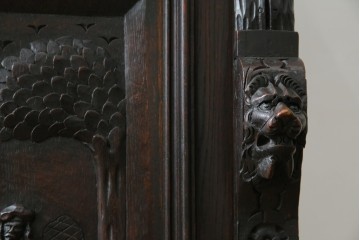 ベルギーアンティーク　希少サイズ　オーク材　凝ったデザインが目を惹く彫刻入りの縦型キャビネット　(R-060237)