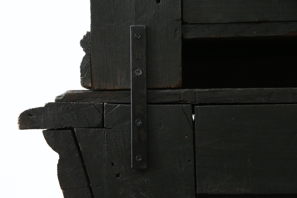 ベルギーアンティーク　希少サイズ　オーク材　凝ったデザインが目を惹く彫刻入りの縦型キャビネット　(R-060237)