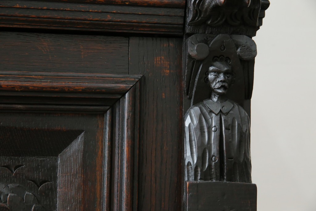 ベルギーアンティーク　希少サイズ　オーク材　凝ったデザインが目を惹く彫刻入りの縦型キャビネット　(R-060237)