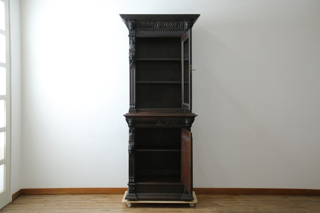 ベルギーアンティーク　希少サイズ　オーク材　凝ったデザインが目を惹く彫刻入りの縦型キャビネット　(R-060237)