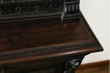 ベルギーアンティーク　希少サイズ　オーク材　凝ったデザインが目を惹く彫刻入りの縦型キャビネット　(R-060237)