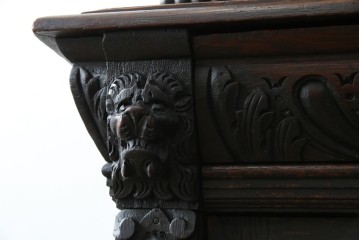 ベルギーアンティーク　希少サイズ　オーク材　凝ったデザインが目を惹く彫刻入りの縦型キャビネット　(R-060237)