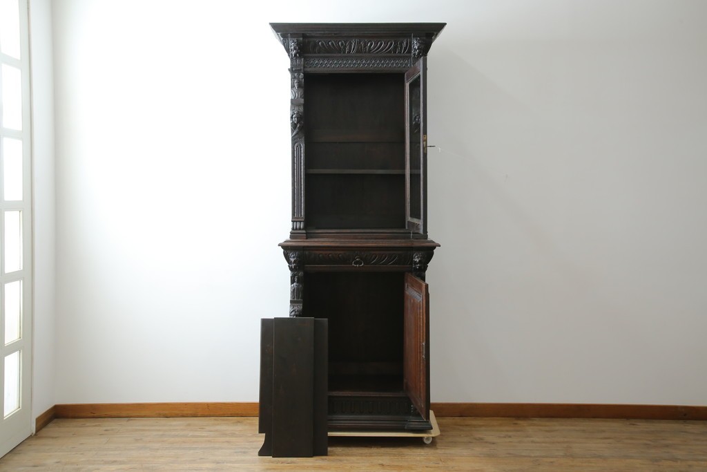 ベルギーアンティーク　希少サイズ　オーク材　凝ったデザインが目を惹く彫刻入りの縦型キャビネット　(R-060237)