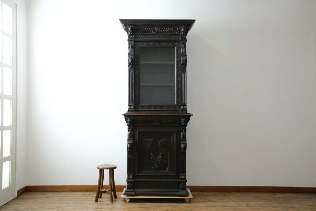 ベルギーアンティーク　希少サイズ　オーク材　凝ったデザインが目を惹く彫刻入りの縦型キャビネット　(R-060237)