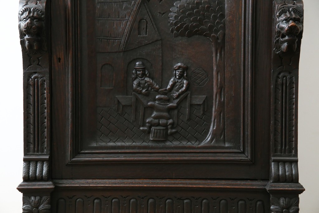 ベルギーアンティーク　希少サイズ　オーク材　凝ったデザインが目を惹く彫刻入りの縦型キャビネット　(R-060237)