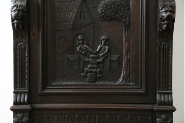 ベルギーアンティーク　希少サイズ　オーク材　凝ったデザインが目を惹く彫刻入りの縦型キャビネット　(R-060237)