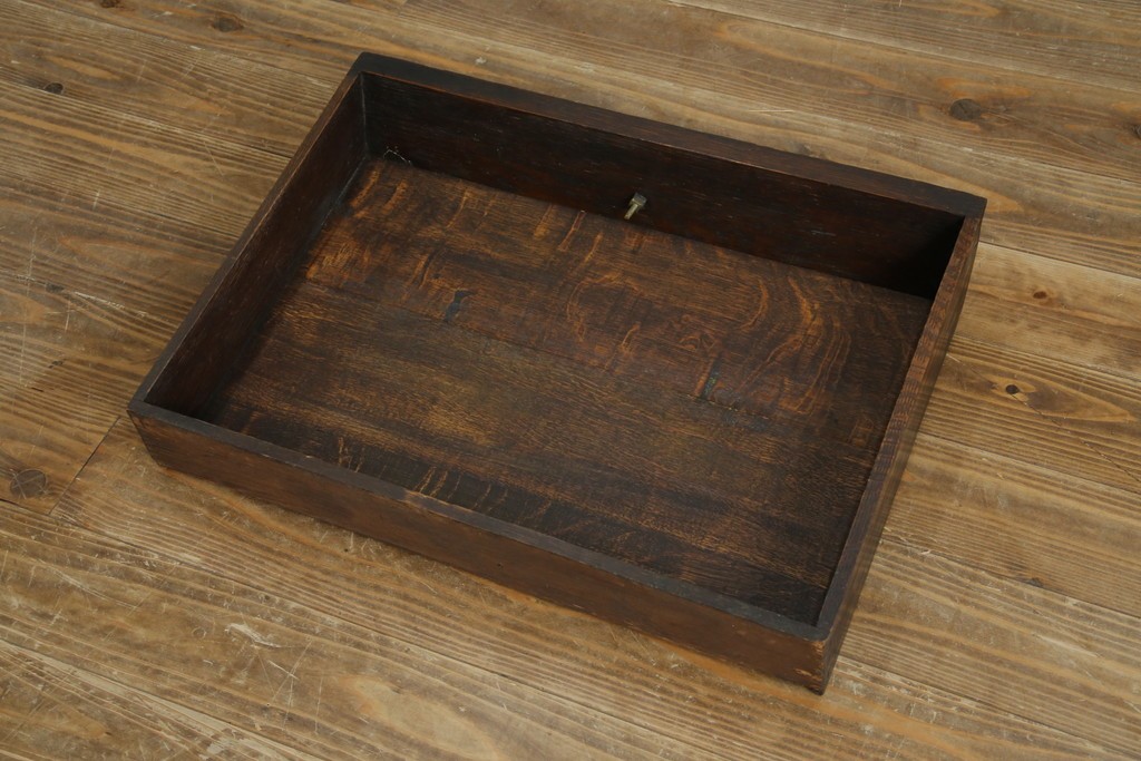 ベルギーアンティーク　希少サイズ　オーク材　凝ったデザインが目を惹く彫刻入りの縦型キャビネット　(R-060237)