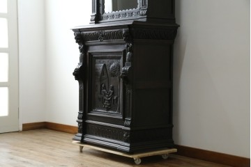 ベルギーアンティーク　希少サイズ　オーク材　凝ったデザインが目を惹く彫刻入りの縦型キャビネット　(R-060237)