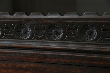 ベルギーアンティーク　希少サイズ　オーク材　凝ったデザインが目を惹く彫刻入りの縦型キャビネット　(R-060237)