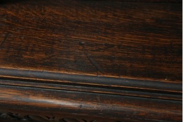 ベルギーアンティーク　希少サイズ　オーク材　凝ったデザインが目を惹く彫刻入りの縦型キャビネット　(R-060237)