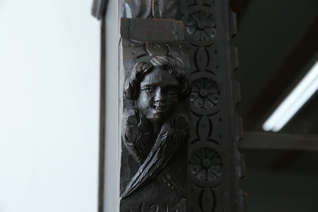 ベルギーアンティーク　希少サイズ　オーク材　凝ったデザインが目を惹く彫刻入りの縦型キャビネット　(R-060237)