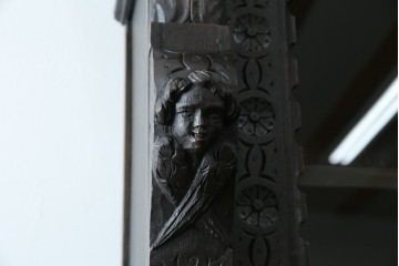 ベルギーアンティーク　希少サイズ　オーク材　凝ったデザインが目を惹く彫刻入りの縦型キャビネット　(R-060237)