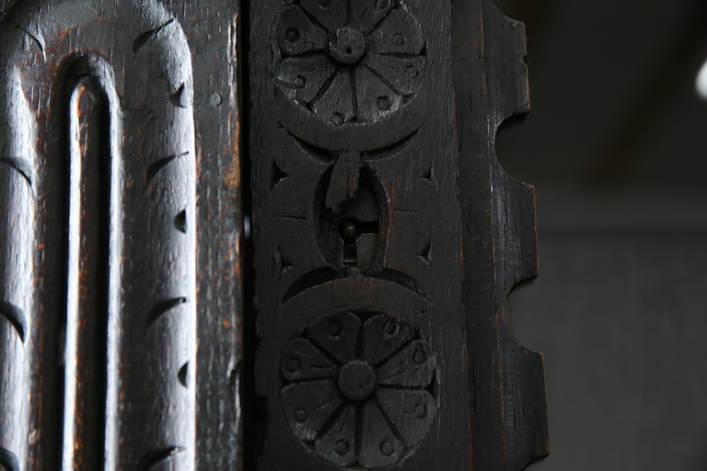 ベルギーアンティーク　希少サイズ　オーク材　凝ったデザインが目を惹く彫刻入りの縦型キャビネット　(R-060237)