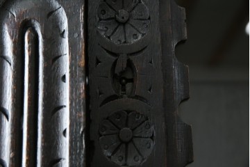 ベルギーアンティーク　希少サイズ　オーク材　凝ったデザインが目を惹く彫刻入りの縦型キャビネット　(R-060237)