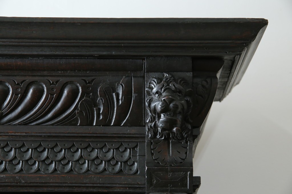 ベルギーアンティーク　希少サイズ　オーク材　凝ったデザインが目を惹く彫刻入りの縦型キャビネット　(R-060237)