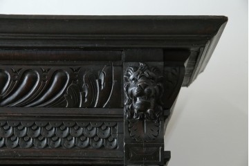 ベルギーアンティーク　希少サイズ　オーク材　凝ったデザインが目を惹く彫刻入りの縦型キャビネット　(R-060237)