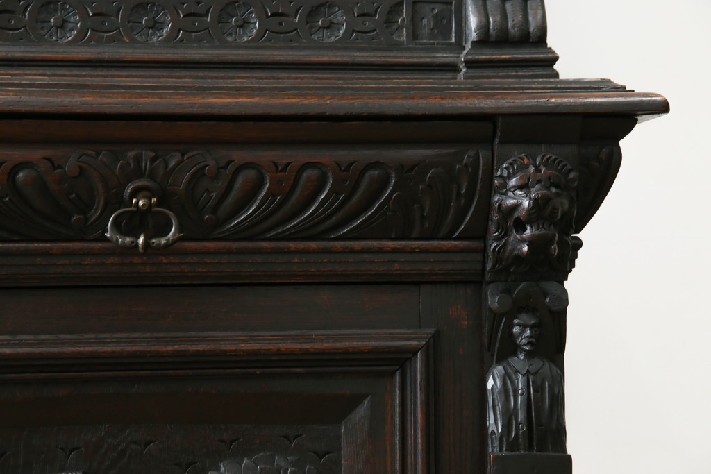 ベルギーアンティーク　希少サイズ　オーク材　凝ったデザインが目を惹く彫刻入りの縦型キャビネット　(R-060237)