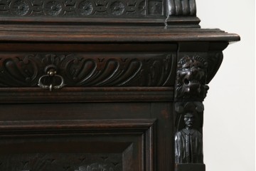 ベルギーアンティーク　希少サイズ　オーク材　凝ったデザインが目を惹く彫刻入りの縦型キャビネット　(R-060237)