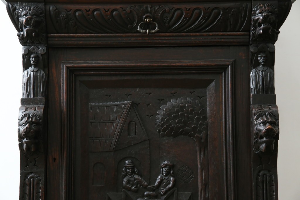 ベルギーアンティーク　希少サイズ　オーク材　凝ったデザインが目を惹く彫刻入りの縦型キャビネット　(R-060237)