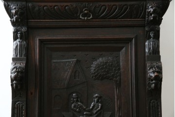 ベルギーアンティーク　希少サイズ　オーク材　凝ったデザインが目を惹く彫刻入りの縦型キャビネット　(R-060237)