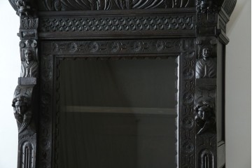 ベルギーアンティーク　希少サイズ　オーク材　凝ったデザインが目を惹く彫刻入りの縦型キャビネット　(R-060237)