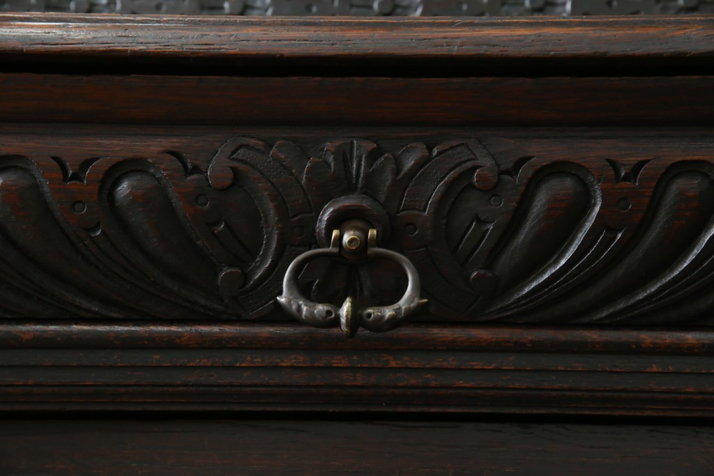 ベルギーアンティーク　希少サイズ　オーク材　凝ったデザインが目を惹く彫刻入りの縦型キャビネット　(R-060237)