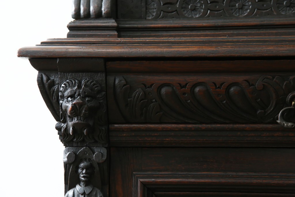 ベルギーアンティーク　希少サイズ　オーク材　凝ったデザインが目を惹く彫刻入りの縦型キャビネット　(R-060237)