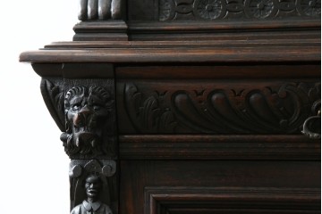 ベルギーアンティーク　希少サイズ　オーク材　凝ったデザインが目を惹く彫刻入りの縦型キャビネット　(R-060237)