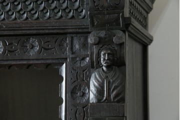 ベルギーアンティーク　希少サイズ　オーク材　凝ったデザインが目を惹く彫刻入りの縦型キャビネット　(R-060237)