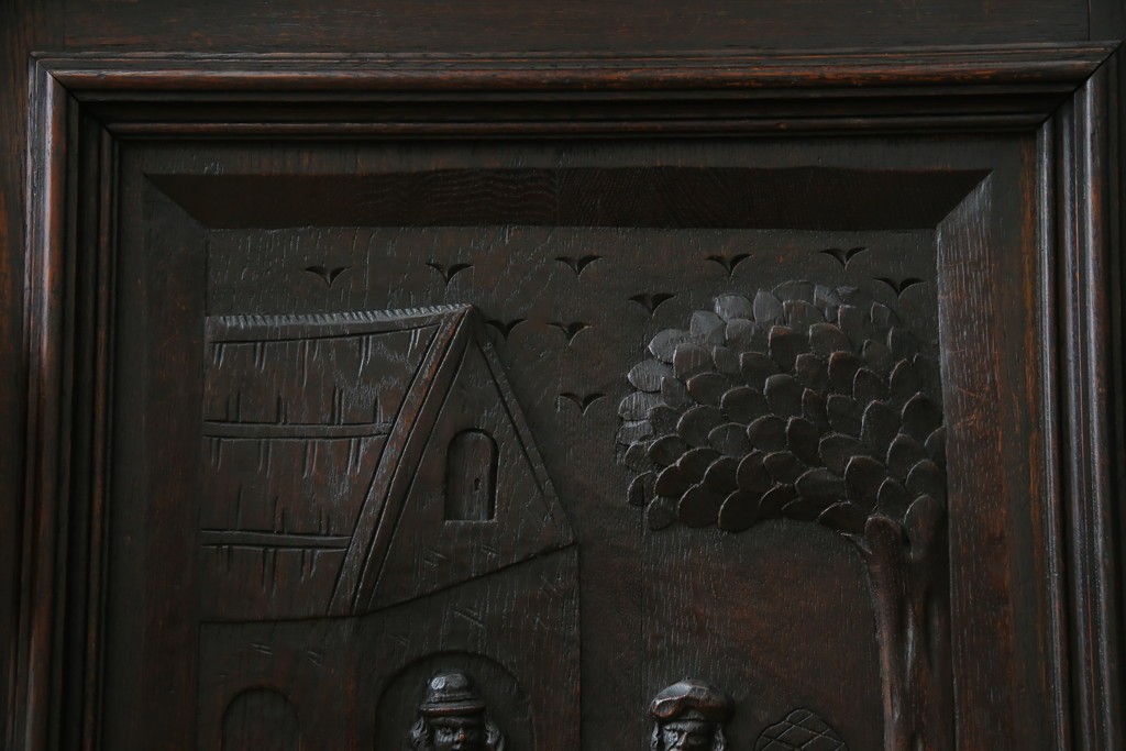 ベルギーアンティーク　希少サイズ　オーク材　凝ったデザインが目を惹く彫刻入りの縦型キャビネット　(R-060237)