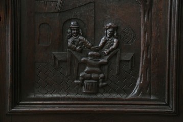 ベルギーアンティーク　希少サイズ　オーク材　凝ったデザインが目を惹く彫刻入りの縦型キャビネット　(R-060237)