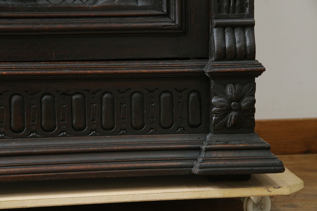 ベルギーアンティーク　希少サイズ　オーク材　凝ったデザインが目を惹く彫刻入りの縦型キャビネット　(R-060237)