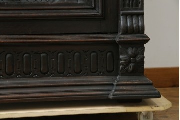 ベルギーアンティーク　希少サイズ　オーク材　凝ったデザインが目を惹く彫刻入りの縦型キャビネット　(R-060237)