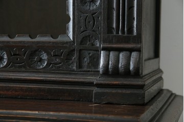 ベルギーアンティーク　希少サイズ　オーク材　凝ったデザインが目を惹く彫刻入りの縦型キャビネット　(R-060237)