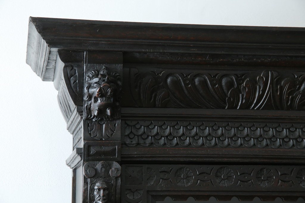 ベルギーアンティーク　希少サイズ　オーク材　凝ったデザインが目を惹く彫刻入りの縦型キャビネット　(R-060237)