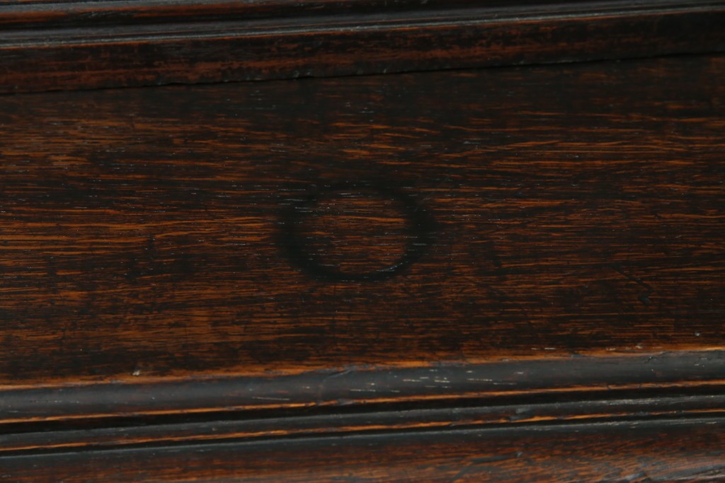 ベルギーアンティーク　希少サイズ　オーク材　凝ったデザインが目を惹く彫刻入りの縦型キャビネット　(R-060237)