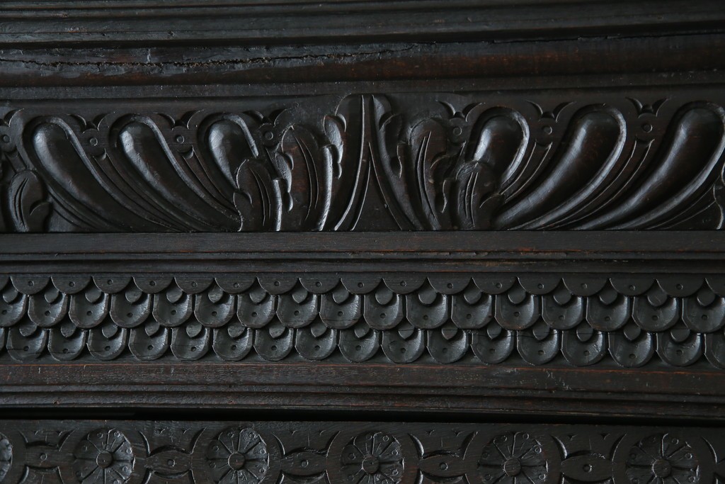 ベルギーアンティーク　希少サイズ　オーク材　凝ったデザインが目を惹く彫刻入りの縦型キャビネット　(R-060237)