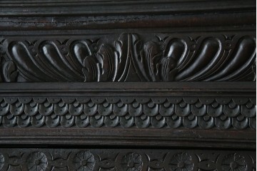 ベルギーアンティーク　希少サイズ　オーク材　凝ったデザインが目を惹く彫刻入りの縦型キャビネット　(R-060237)