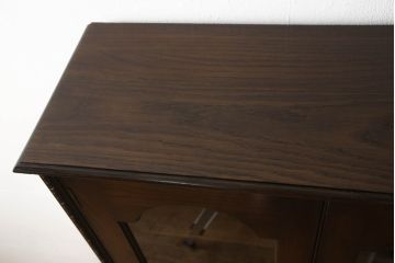 アンティーク家具　イギリスアンティーク　オーク材　細部の彫刻がエレガントなキャビネット(食器棚、カップボード、飾り棚、収納棚、戸棚、本箱、ブックケース)(R-060238)