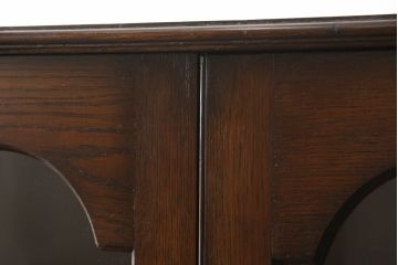 アンティーク家具　イギリスアンティーク　オーク材　細部の彫刻がエレガントなキャビネット(食器棚、カップボード、飾り棚、収納棚、戸棚、本箱、ブックケース)(R-060238)