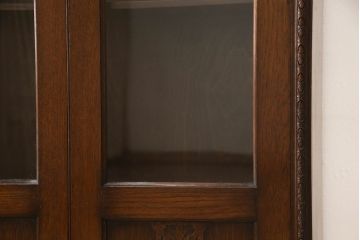 アンティーク家具　イギリスアンティーク　オーク材　細部の彫刻がエレガントなキャビネット(食器棚、カップボード、飾り棚、収納棚、戸棚、本箱、ブックケース)(R-060238)