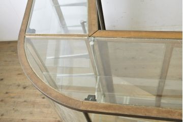 昭和レトロ　ブルーカラーのタイルが目を惹くL型ガラスケース(Rガラス、ショーケース、店舗什器、陳列棚、曲げガラス)(R-060241)